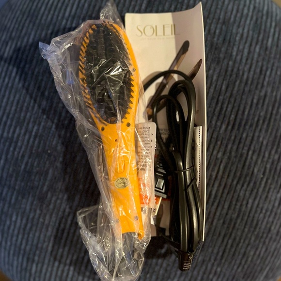 *NEW* SOLEIL HAIR TOOLS Mini Heat Brush, Color Apricot. SOLD OUT Online! - Picture 4 of 6